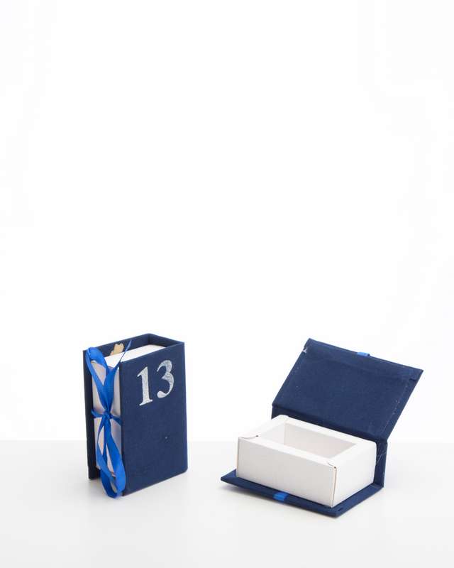 קוספת קרטון בצורת ספר קטיפה 5/8/3 ס"מ-"13" כחול/כסף של חברת דקל בע"מ