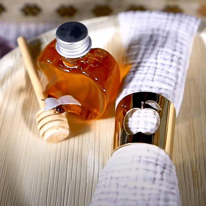 בקבוק פלסטיק בצורת תפוח חצי נגוס של חברת דקל בע"מ